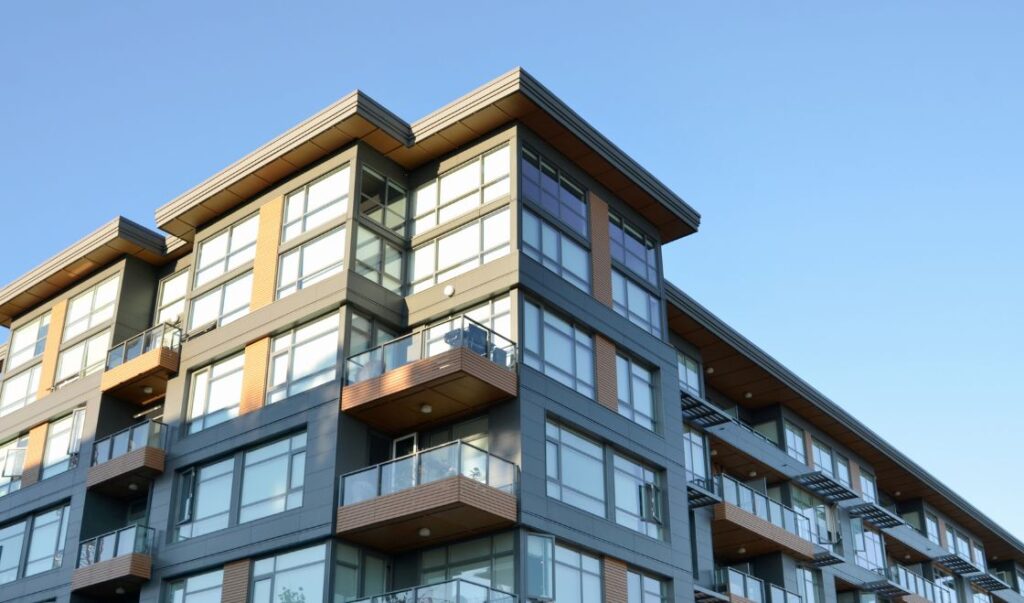 Jak pluskwy wnikają do mieszkania w bloku?